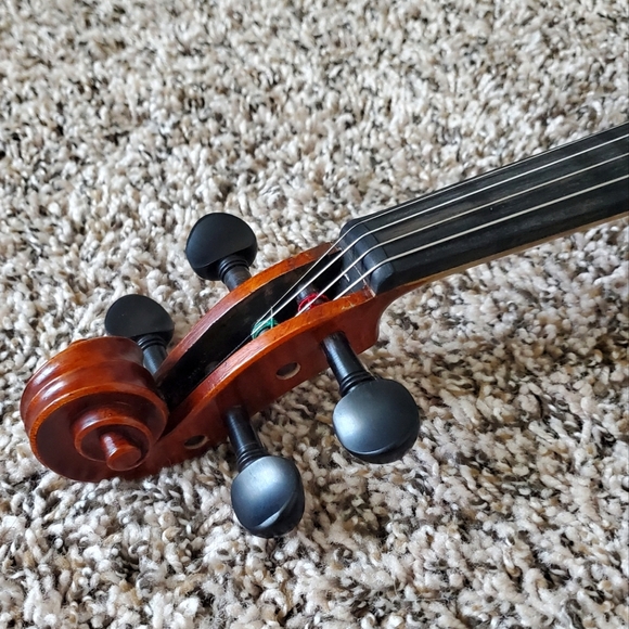 ๐ป Amati's Fine Instruments Model #100 Refurbished Violin Outfit - Picture 9 of 16